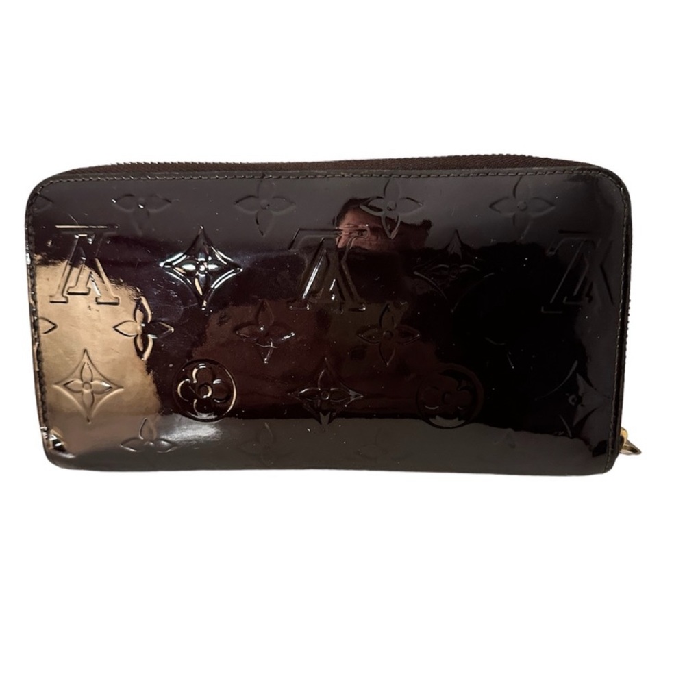 LOUIS VUITTON Wallet in Purple Patent